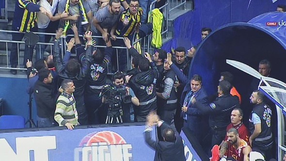 Fenerbahçe-Galatasaray Odebank derbisinde ortalık karıştı! 1