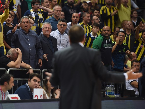 Fenerbahçe-Galatasaray Odebank derbisinde ortalık karıştı! 3