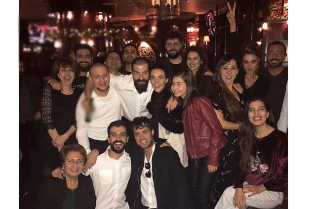 Ünlü oyuncu Hande Soral ile İsmail Demirci nişanlandı 12