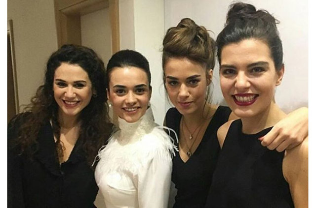 Ünlü oyuncu Hande Soral ile İsmail Demirci nişanlandı 11