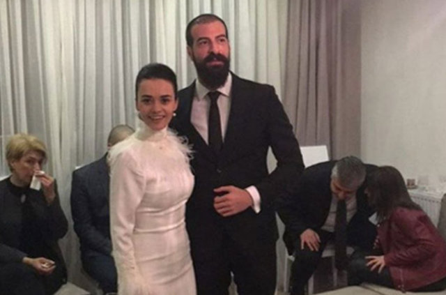 Ünlü oyuncu Hande Soral ile İsmail Demirci nişanlandı 8