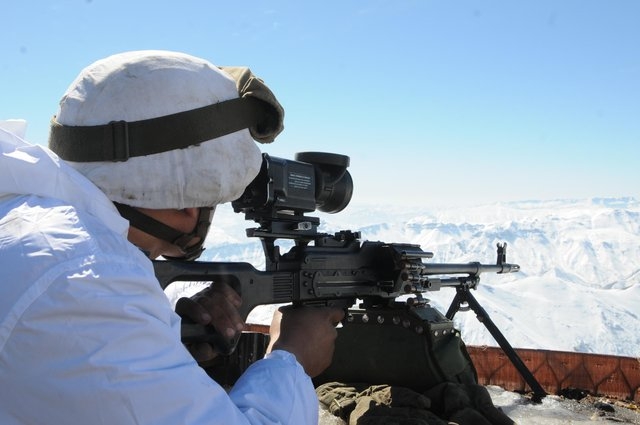 Irak sınırındaki dağlar teröristlerden temizledi 12