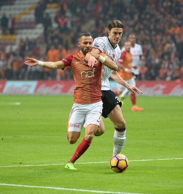 İşte derbide tartışılan penaltı pozisyonu 9