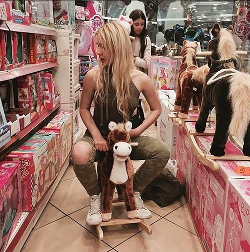 Aleyna Tilki mini şortuyla sınırları zorladı! 4