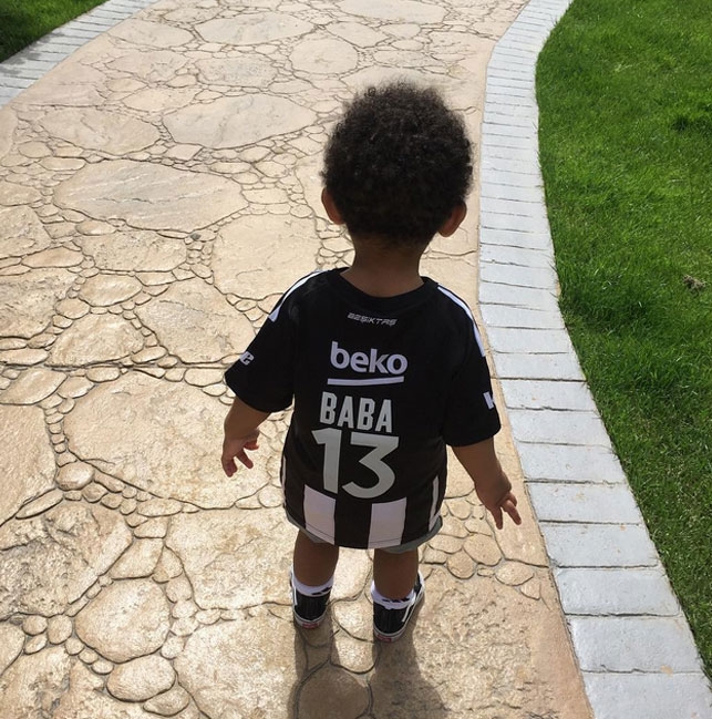 Beşiktaş'ın yeni reklam yüzü Atiba'nın oğlu Noah oldu! 13
