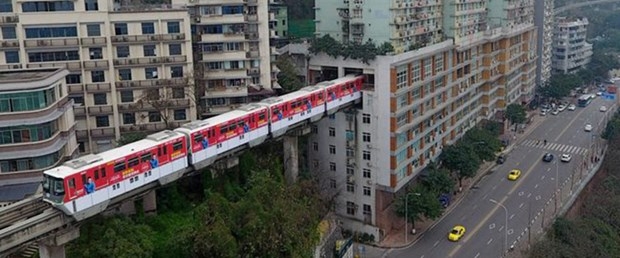 Çin'de içinden tren geçen bina 16