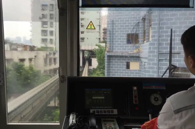 Çin'de içinden tren geçen bina 13