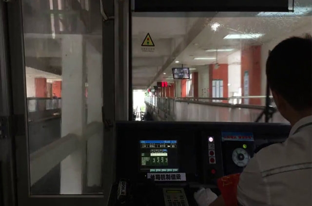 Çin'de içinden tren geçen bina 10