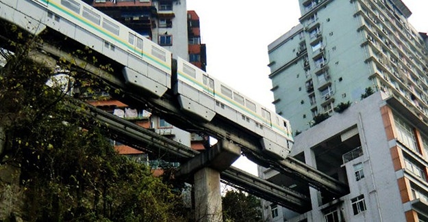 Çin'de içinden tren geçen bina 20