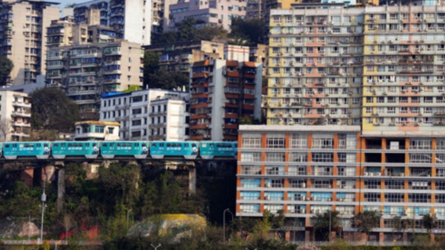 Çin'de içinden tren geçen bina 15