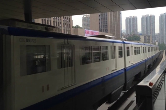 Çin'de içinden tren geçen bina 12
