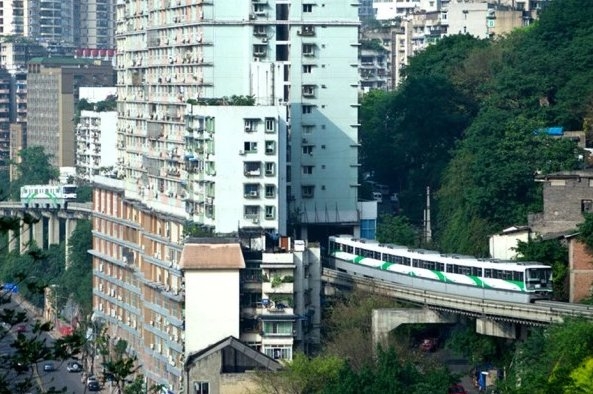 Çin'de içinden tren geçen bina 1