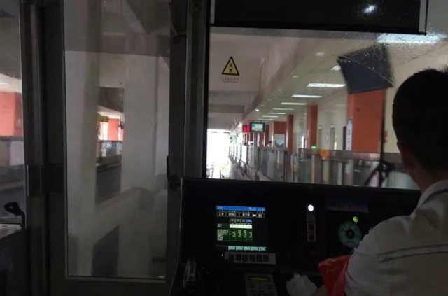 Çin'de içinden tren geçen bina 7