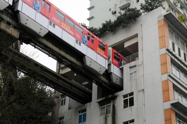 Çin'de içinden tren geçen bina 6
