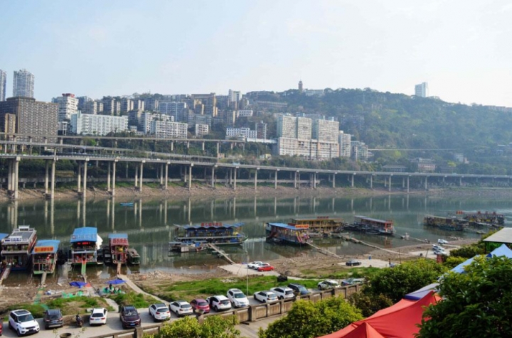 Çin'de içinden tren geçen bina 27
