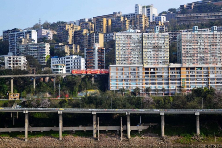 Çin'de içinden tren geçen bina 24