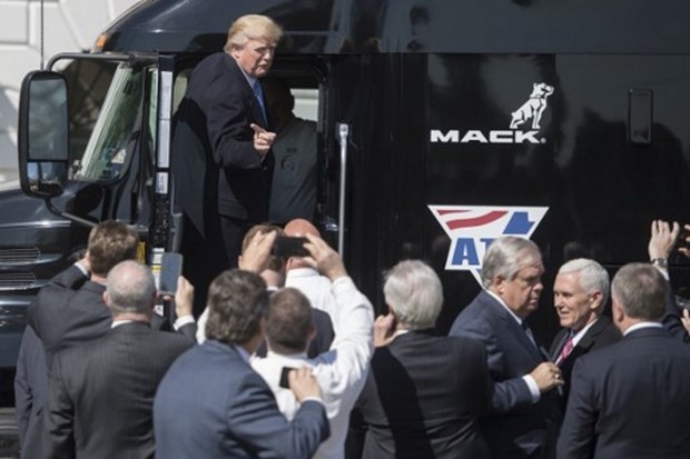 TIR şoförü Trump sosyal medyanın dilinde! 10