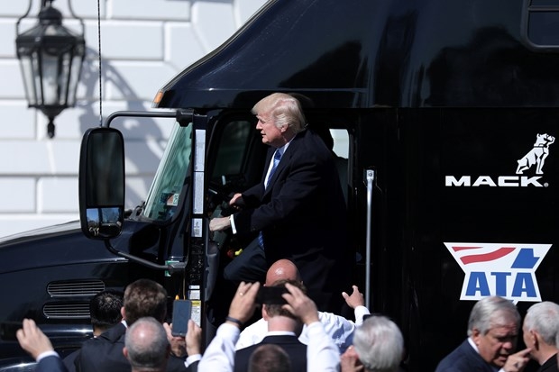 TIR şoförü Trump sosyal medyanın dilinde! 14