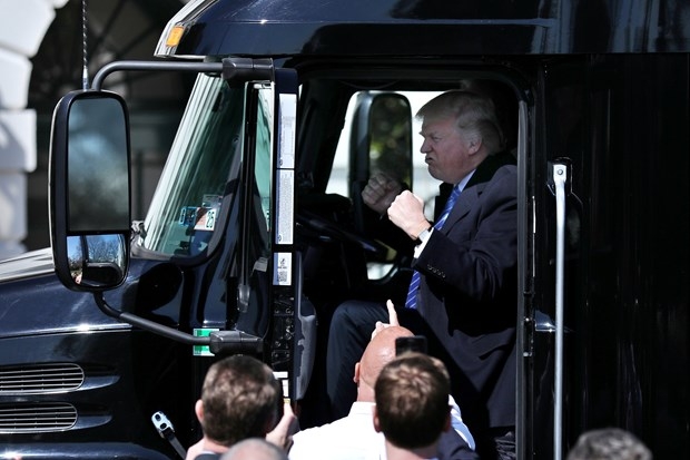 TIR şoförü Trump sosyal medyanın dilinde! 11