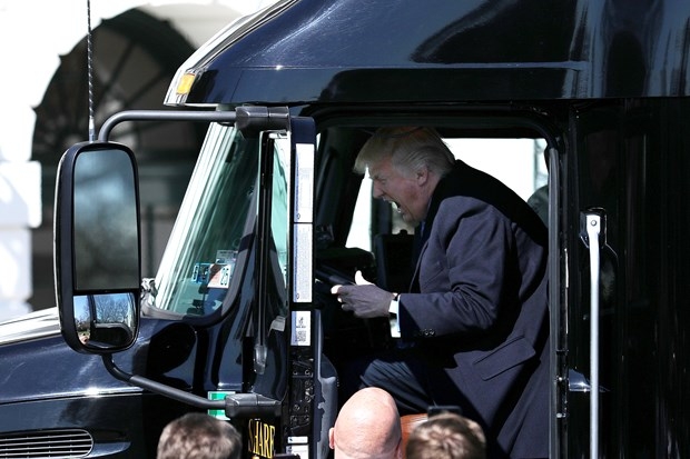 TIR şoförü Trump sosyal medyanın dilinde! 13