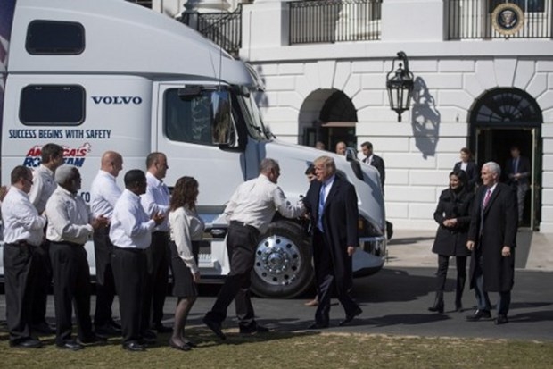 TIR şoförü Trump sosyal medyanın dilinde! 1