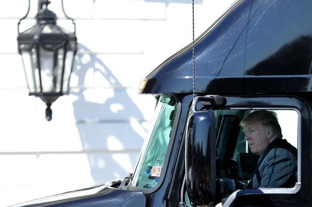 TIR şoförü Trump sosyal medyanın dilinde! 9