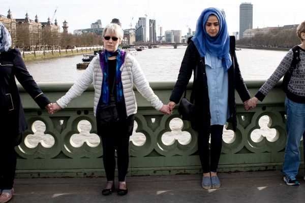 Westminster Köprüsü üzerinde teröre karşı el ele 2