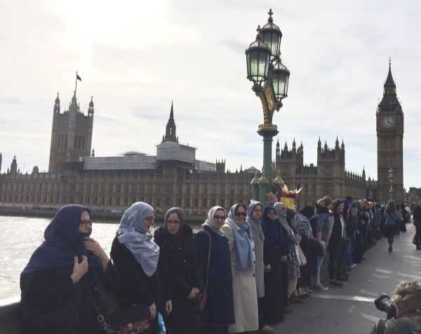 Westminster Köprüsü üzerinde teröre karşı el ele 1