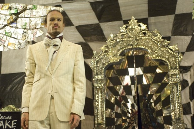 Joker'in (Heath Ledger) hayat hikayesi izleyiciyle buluşuyor 22