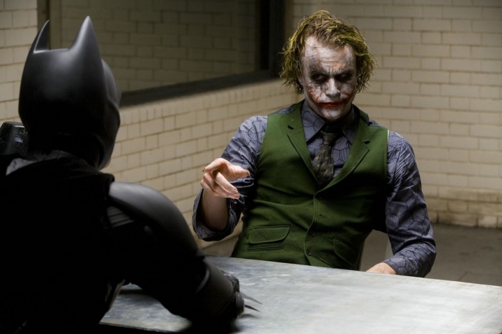 Joker'in (Heath Ledger) hayat hikayesi izleyiciyle buluşuyor 24