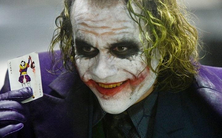 Joker'in (Heath Ledger) hayat hikayesi izleyiciyle buluşuyor 1