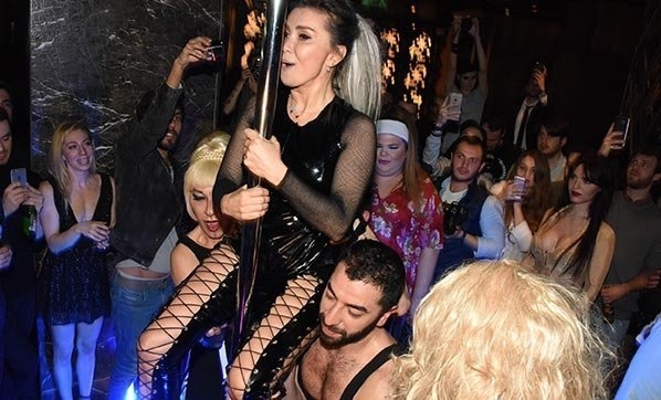 52 yaşındaki Yonca Evcimik cesur fotoğrafları ile ortalığı salladı! 4