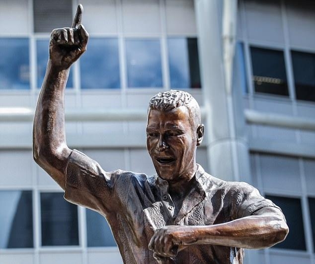 Ronaldo biraz şanslı: Şimdiye kadar ki en kötü heykeller 13