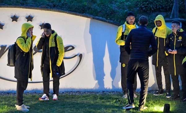 Dortmund'da patlama sonrası Emre Mor ve Nuri Şahin... 9