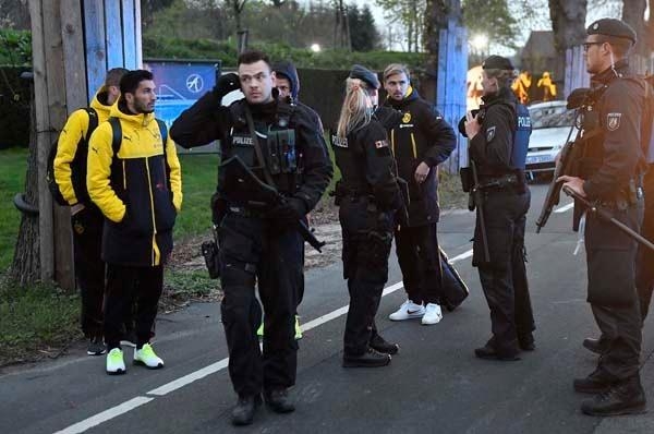 Dortmund'da patlama sonrası Emre Mor ve Nuri Şahin... 1