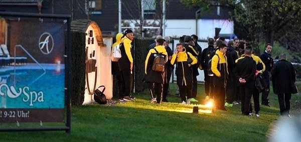 Dortmund'da patlama sonrası Emre Mor ve Nuri Şahin... 6