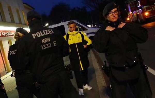 Dortmund'da patlama sonrası Emre Mor ve Nuri Şahin... 8