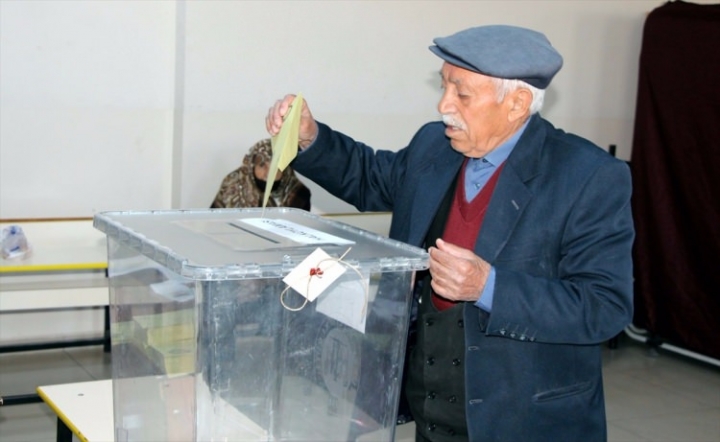 Tüm yurtta oy verme işlemi başladı! İşte ilk kareler... 10
