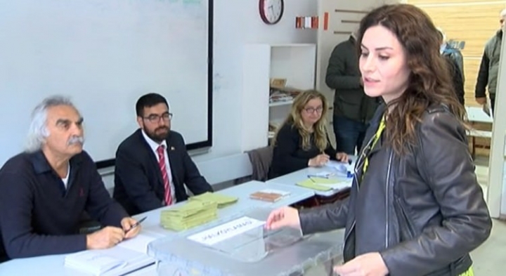 Ünlüler sandık başında... 6