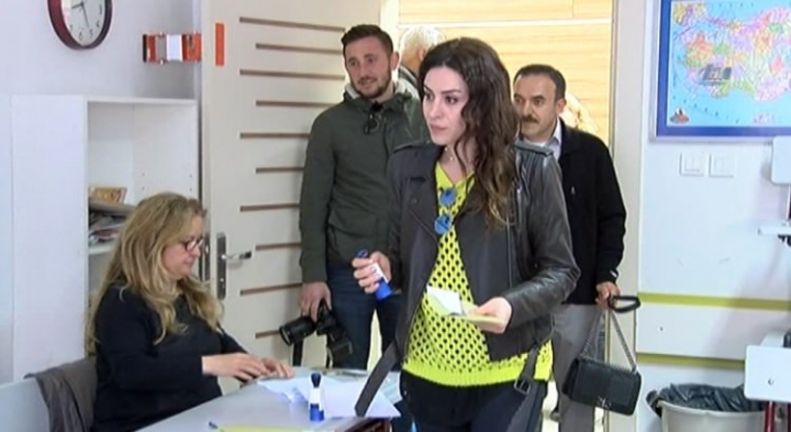 Ünlüler sandık başında... 5