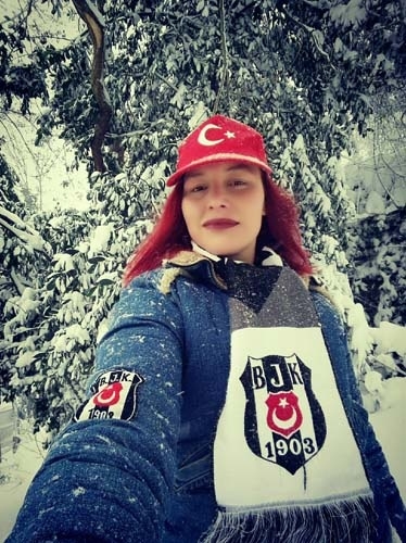 TRT Oğuzhan'dan çok onu gösterdi: Beşiktaş-Lyon maçına damga vuran kızıl saçlı taraftar! 13