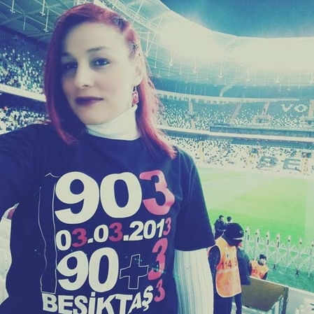 TRT Oğuzhan'dan çok onu gösterdi: Beşiktaş-Lyon maçına damga vuran kızıl saçlı taraftar! 14