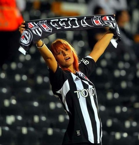 TRT Oğuzhan'dan çok onu gösterdi: Beşiktaş-Lyon maçına damga vuran kızıl saçlı taraftar! 3