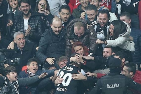 TRT Oğuzhan'dan çok onu gösterdi: Beşiktaş-Lyon maçına damga vuran kızıl saçlı taraftar! 12