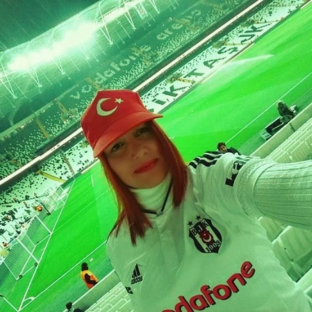 TRT Oğuzhan'dan çok onu gösterdi: Beşiktaş-Lyon maçına damga vuran kızıl saçlı taraftar! 15