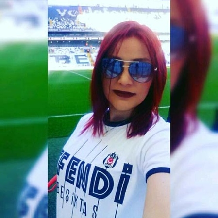 TRT Oğuzhan'dan çok onu gösterdi: Beşiktaş-Lyon maçına damga vuran kızıl saçlı taraftar! 16