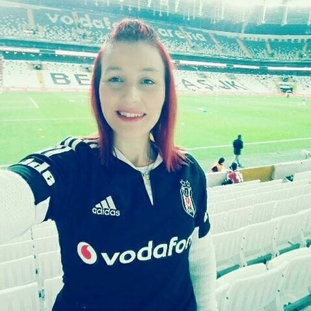 TRT Oğuzhan'dan çok onu gösterdi: Beşiktaş-Lyon maçına damga vuran kızıl saçlı taraftar! 17