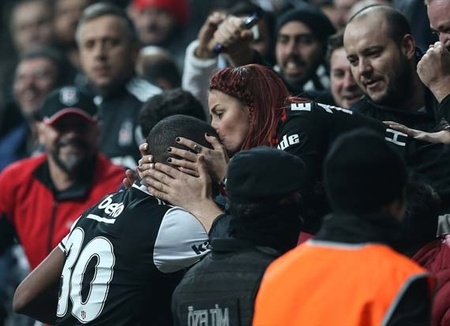 TRT Oğuzhan'dan çok onu gösterdi: Beşiktaş-Lyon maçına damga vuran kızıl saçlı taraftar! 4