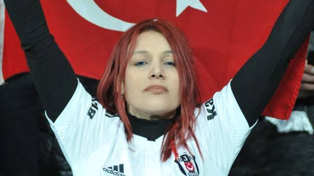 TRT Oğuzhan'dan çok onu gösterdi: Beşiktaş-Lyon maçına damga vuran kızıl saçlı taraftar! 1