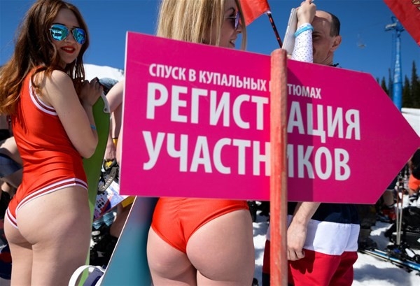 Kar üstünde bikini şov! 12